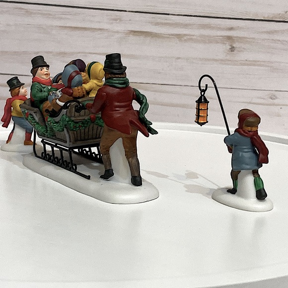 DEPARTMENT 56- Caroling with the Crachit Family(Revisited) Heritage Village - Picture 3 of 9